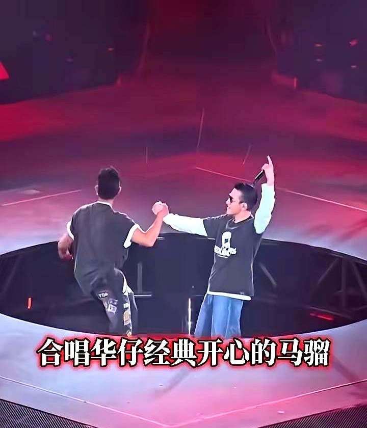 升降台一出来，红馆全场瞬间起立尖叫，刘德华现身了。

古天乐演唱会第二场，这压轴嘉宾一直捂得严严实实。

直到演出快结束，两人同台合唱了一首《独自去偷欢》。舞台上，刘德华时不时细心照应着古天乐。

唱完歌聊起旧日交情，古天乐特别感谢华仔这么多年的鼓励。刘德华当场放话，只要你叫我，我一定来。

两代杨