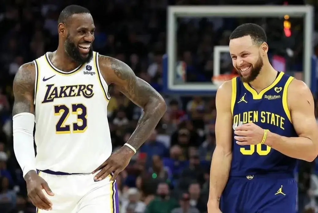美媒今天发布了NBA联盟最具影响力巨星交手战绩，分别是詹姆斯跟库里，这两人曾经4次在总决赛相遇，也算得上是最近十年最具代表性的总决赛对手了！
而在两人最近8次交手当中，詹姆斯跟库里都打出了令人难以置信的数据，其中詹姆斯场均能得到33.8分10.0次助攻9.4个篮板，而库里则得到了场均32.1分6.3