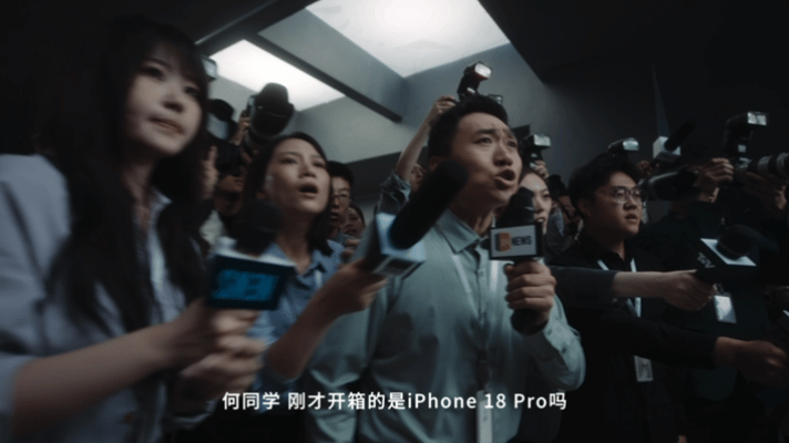 #何同学开箱iPhone18后续#谁能想到，iPhone18Pro出来后第一个被影响的竟然是开箱博主[傻眼]

看短片开头还以为何同学以后真不做开箱了，看完才知道，原来是被美团闪购的速度快到无语了。听到何同学说，美团闪购送iPhone18Pro的速度比他拿到新机的速度都快，有点好笑又有点心疼[泪奔]这还怎么让开箱博主 ​