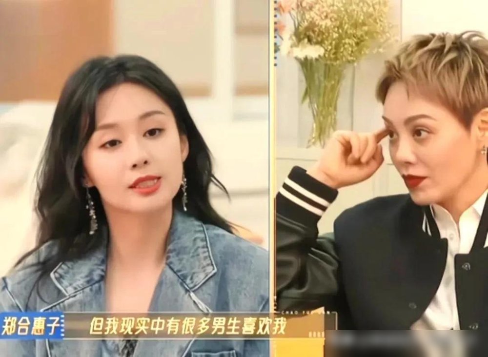 宁静问郑合惠子是不是很多男孩追，她特自信回了一句：确实不少。宁静转头就问旁边的孙丞潇，你喜欢她吗？孙丞潇脸一冷，直接摇头，补了句“我女朋友在组里”。那语气，生怕多说一个字都算背叛。郑合惠子刚靠《兰香如故》里的反派杜翠雀刷了波存在感，又签了新公司，势头正猛。可这波节目效果，愣是把“自信”剪成了“尴尬”