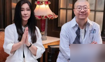 王祖贤亲手把为情所困四个字撕了，就在硅谷中医论坛上。
22年不露面，一露面先打脸王晶。什么被富豪爹妈骂走，什么齐秦私生子刺激，她一句话：都是外面编的故事。
1995年拍完《青蛇》就不想干了。她说片场像真空，外面拿她当神仙，她天天问自己到底是谁。日夜颠倒，挣再多也虚。
现在人在温哥华开艾灸馆，全