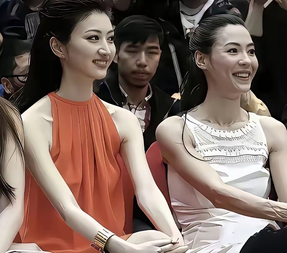 确实美，如果要鸡蛋里挑骨头，非要给景甜挑毛病的话，就是她的人中比较短。 ​