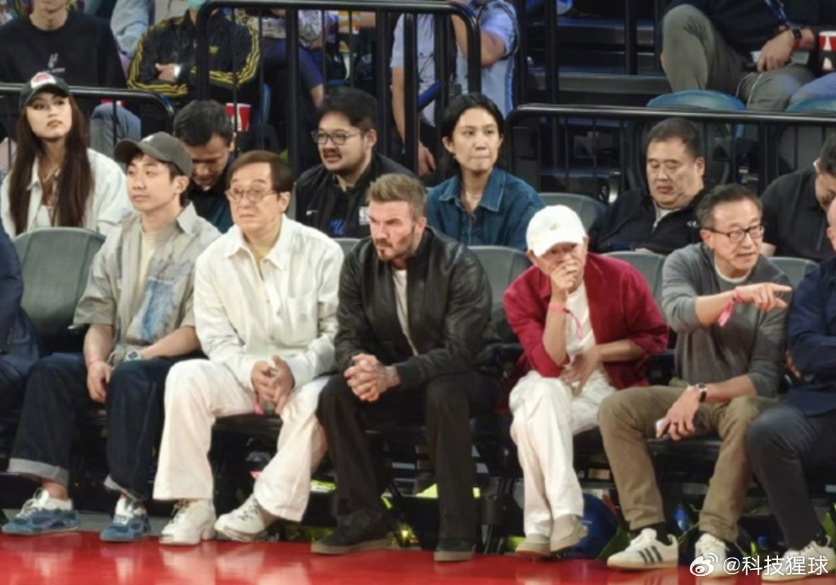【#马云与成龙贝克汉姆同框看球#】10月10日消息，2026年NBA中国赛昨日在澳门正式开打，这场时隔多年重新落地国内的顶级商业篮球赛事，吸引了不少来自商界、文娱界、体育圈的知名人士专程到场观战。

从现场观众自发分享到社交平台的实拍照片来看，阿里创始人马云也现身比赛的核心观赛区，身旁坐着成龙 ​