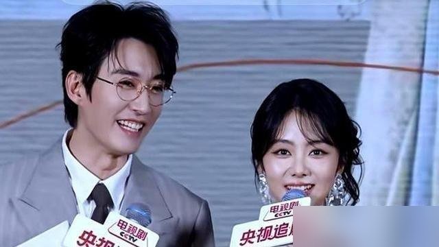 央视记者直接问谭松韵：“你跟刘学义是在谈恋爱吗？”全场安静，镜头怼脸。
谭松韵先是一愣，转头看刘学义，笑了一下没接话。刘学义也笑，反手把话头扔回去：“这问题得问剧里，林锦岐跟许兰香确实爱得挺苦。”
一个不否认，一个不承认，俩人默契得像商量好的。最后谭松韵补一句：“大家想磕，去《春和之上》里磕，管