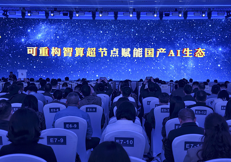最近刷到DeepSeek用16万颗华为芯片搭成超大规模国产算力底座的消息，才反应过来国产算力早就不是实验室里的概念了。
这可不是把芯片堆在一起就行，从互联架构、调度系统到底层驱动全栈都是国产协同，现在已经能稳稳扛住大模型训练和推理的重任务。之前高端算力卡脖子的痛点一下子松了大半，现在生物医药里的分子