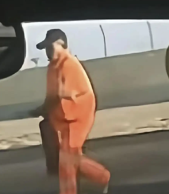应该给这位外包找来的大爷送一面锦旗！
 
ChinaGT上海嘉定站这场事故，这位大爷真的做得够可以。颤颤巍巍冲上去递出灭火器，之后才赶紧撤离。他连头盔防护装备都没有，如果近距离上前救火，很有可能直接被烧伤。
 
一个颤颤巍巍的老人，手里递出的那瓶灭火器，是整个事故救援里唯一让人看见光的瞬间。
 
9