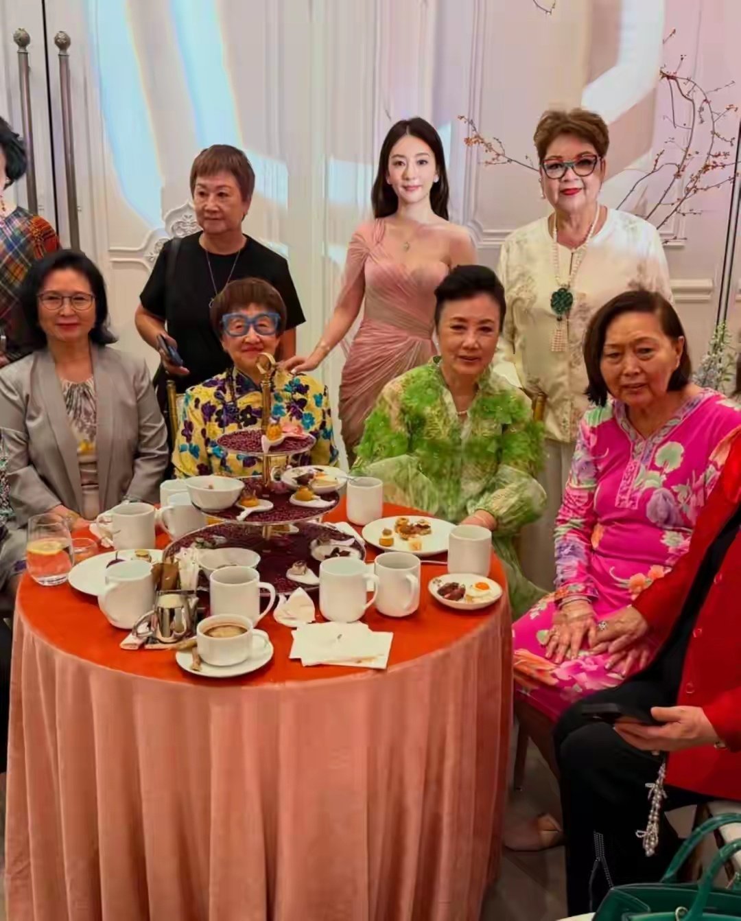 何猷君奚梦瑶婚礼答谢宴，何超琼何超凤坐梁安琪旁边，何超盈也在 ​