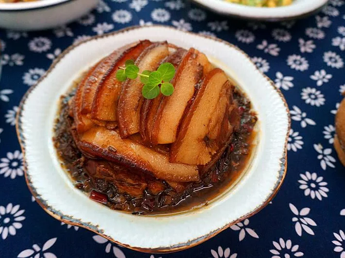 梅干菜扣肉做法： 梅干菜洗净泥沙提前一个晚上浸泡就好，一定要泡透，不然蒸出来会硬