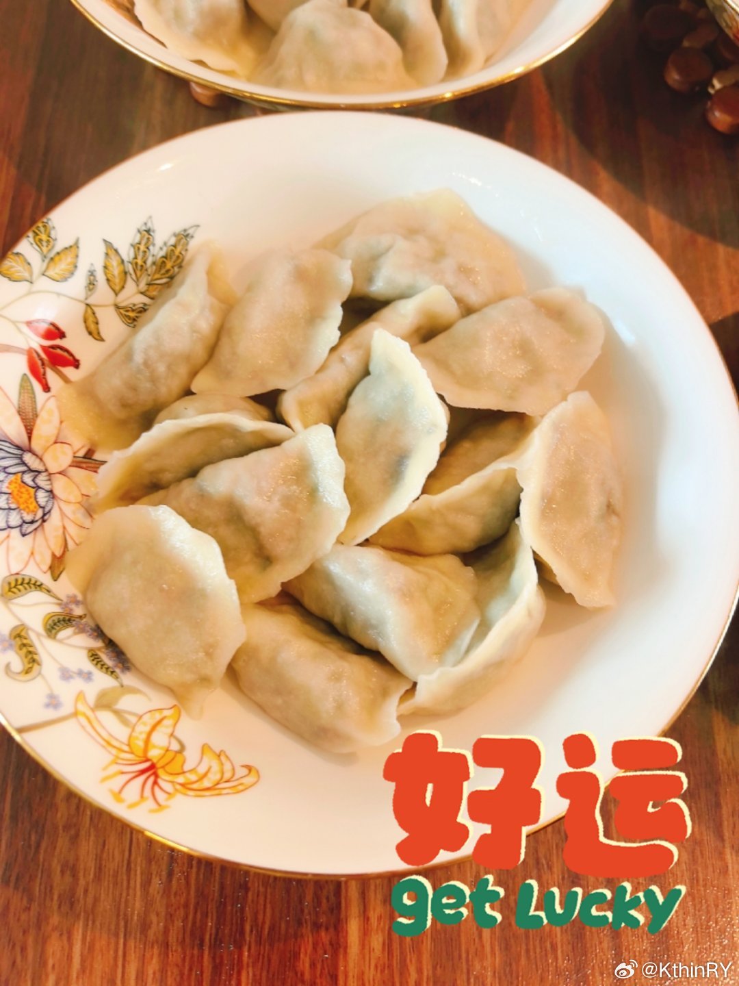 午餐，催生的饺子🥟 ，包了两样：猪肉韭菜虾仁三鲜馅，宝贝不吃韭菜，又包了素的，想着能给老妈和妹妹送一些，估计包了将近200个[污]，某人去练球，闺女11点多进门，自觉做卫生，收拾鲜花。准备食材，和馅，擀皮儿，包，煮，全程一人完成，有点累[笑而不语]，和馅咸淡适中，家人们都爱吃[心][心] ​