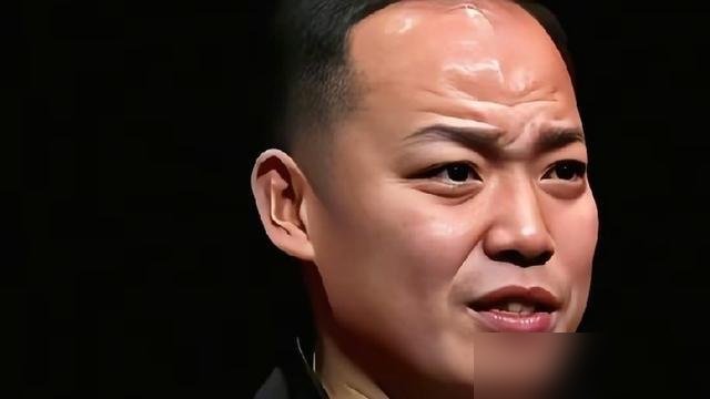 4:0横扫佐藤瞳，王曼昱夺冠后直接登顶世界第一，但真正该被看见的，是场边那个黑脸男人。
任浩，她的主管教练。别人夸王曼昱天赋高，他偏不。低谷期那会儿，他干的事就一件：摁着王曼昱死磕正手。一天几百板，动作变形就重来，练到胳膊抬不起来。
外界都说王曼昱反手利，正手是短板。任浩不信这个邪，把短板当铁打