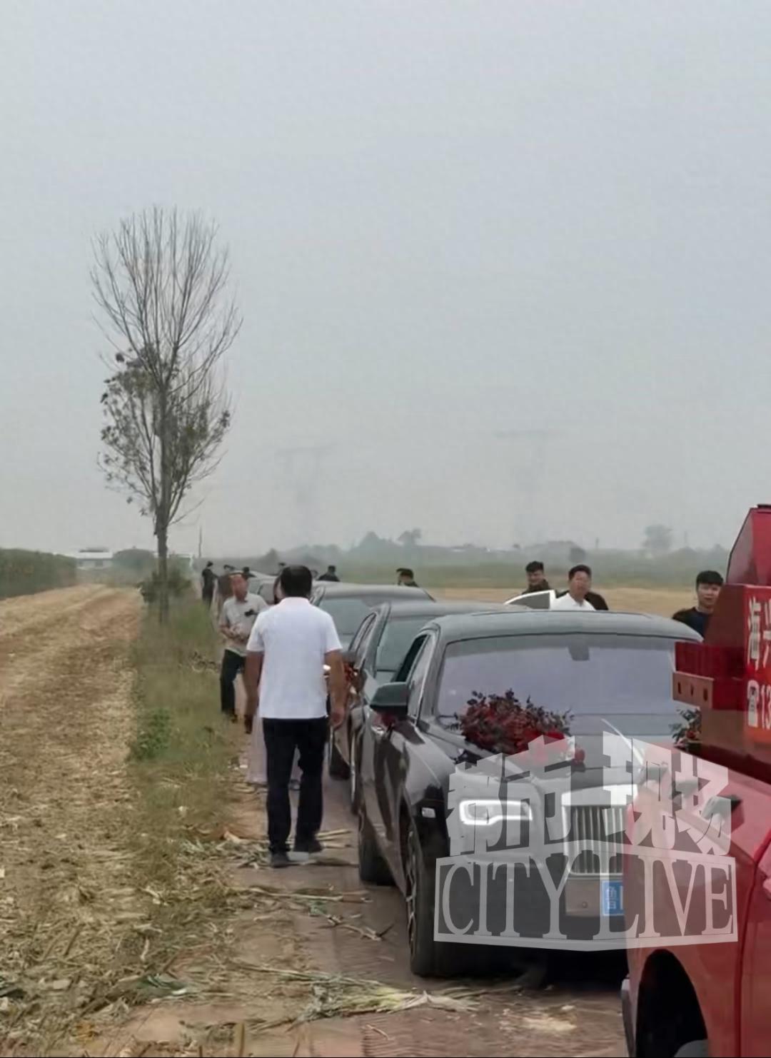 河北沧州，接亲车队路上被骑三轮车男子拦住。接亲人员递上散烟，对方嫌不够，非要一整条未拆封的喜烟。为了大喜日子不惹麻烦，接亲队给了8盒烟，男子才挪车让路。 
 
婚车正常行驶途中，一名男子骑着三轮车挡在前方。接亲人员没有立即争执，而是拿出提前准备的香烟，希望按照当地婚礼中分喜烟的习惯把事情处理过去。