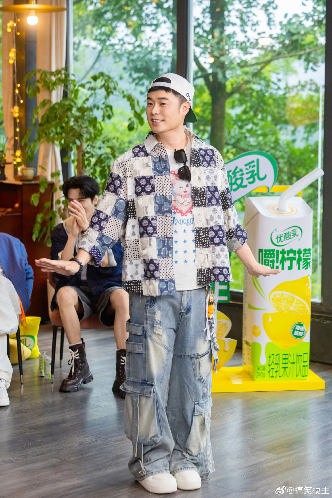#陈赫辟谣暂停工作#感谢陈赫及时辟谣，打消大家的担忧！多年综艺高强度录制落下的腰伤复发，暂时减少工作量理疗，并非网传患病停工，愿好好休养，早日痊愈。 ​