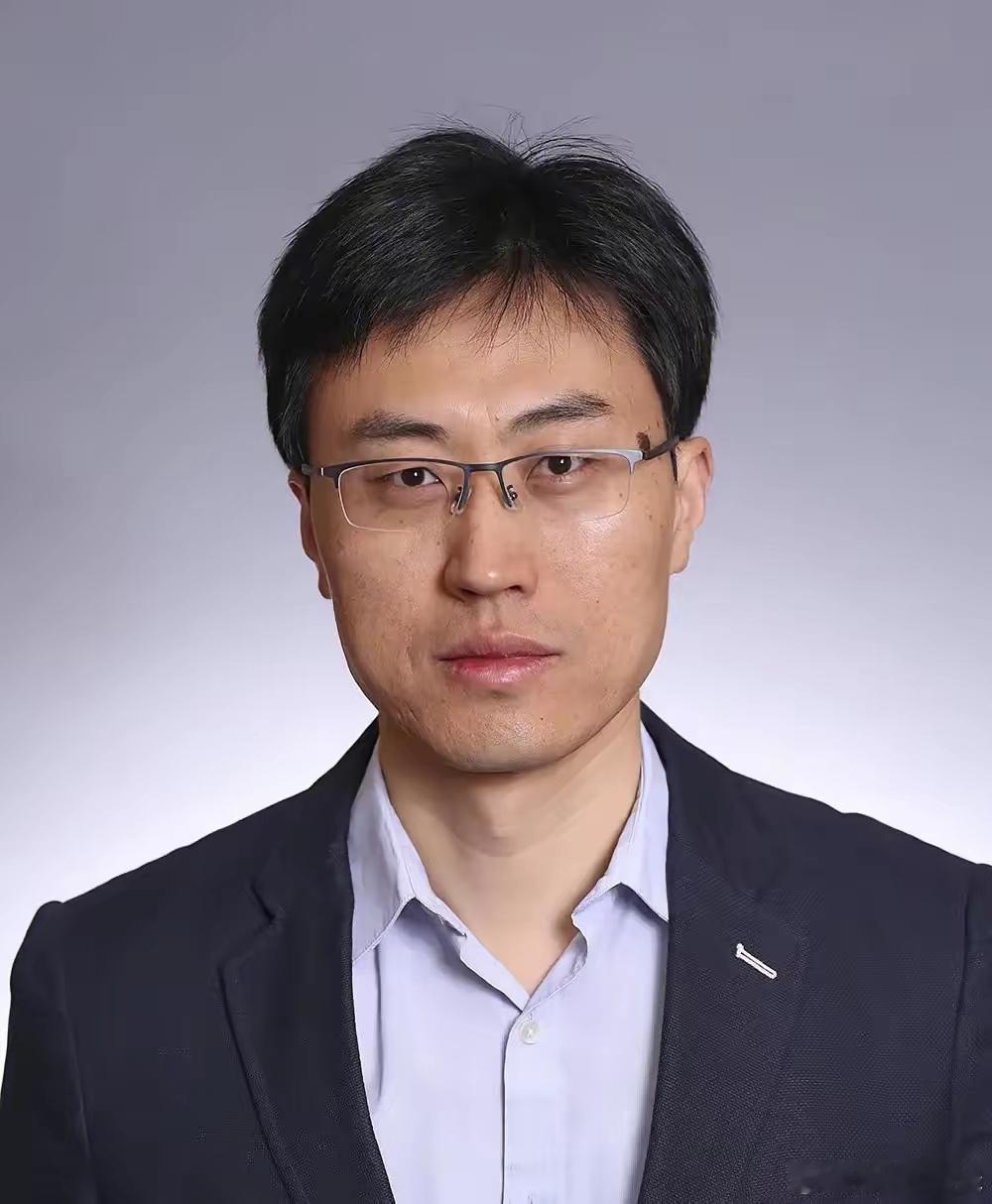 清华毕业的赵通现任美国卡内基智库研究员，近期频频献计限制中国核武发展，引发南大教师汤家凤公开痛批。

​消息传到美国时，赵通刚结束一场线上研讨会。电脑屏幕暗下去，映出他没什么表情的脸。他端起凉透的咖啡喝了一口，点开手机里国内朋友转来的文章链接。汤家凤的批评措辞犀利，评论区更是铺天盖 ​
