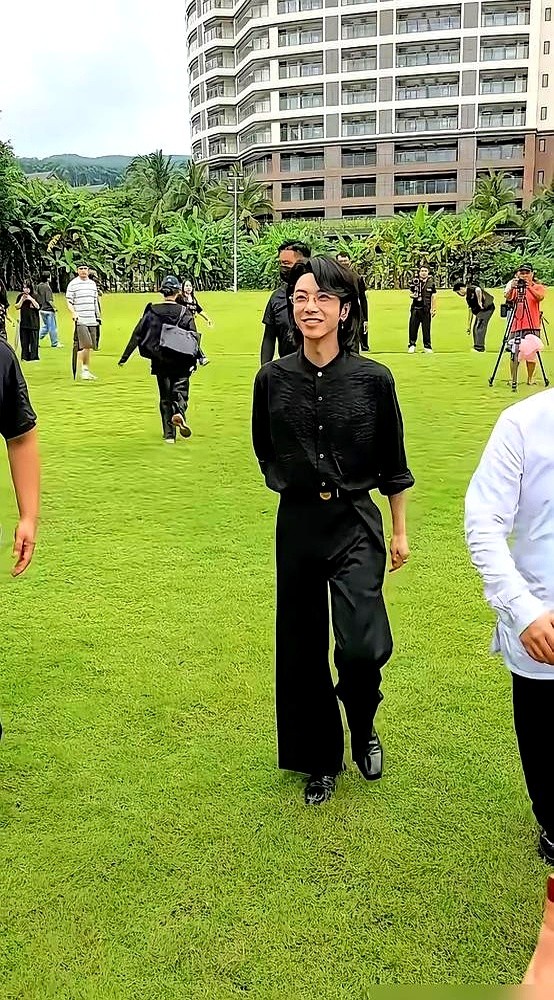 披风差点把他绊个跟头，手一抖，接着唱。

华晨宇在南京的演唱会，下午场不插电，晚上接着高强度输出，两套舞美来回切。这一连就唱了六七个钟头。

三天下来，唱了十五个小时，一百多首歌。

之前在鸟巢四面台开了先例，这次又闷头刷新了单城纪录。平时有人骂难听，有人笑他做法，但还是有人抢不到票。

爱不爱听是