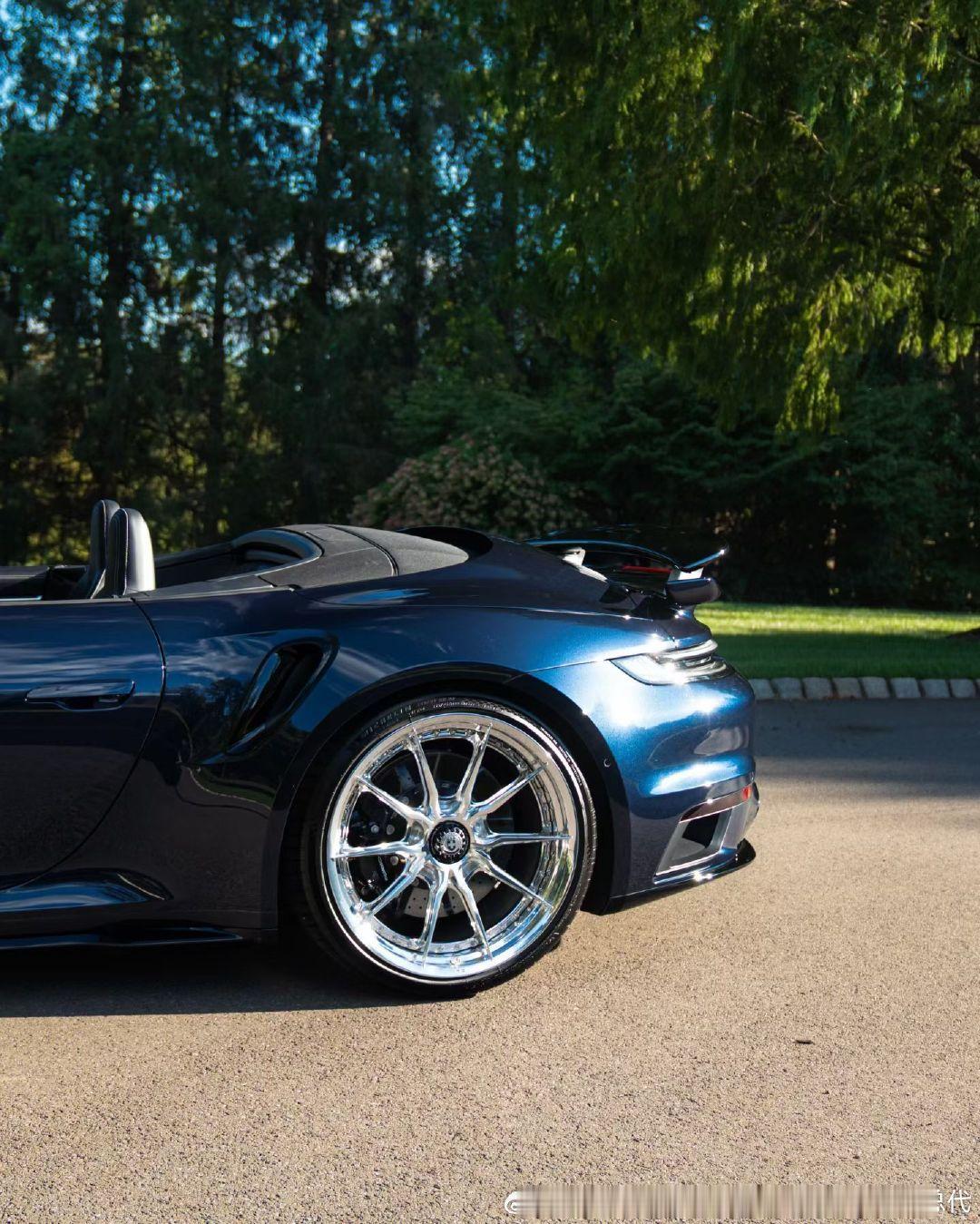 保时捷 911 Turbo S 换装 HRE S104SC 抛光银锻造轮毂，亮面质感拉满，强化性能姿态，气场锋芒尽显#汽车改装资讯##汽车改装##改装车##改装# ​