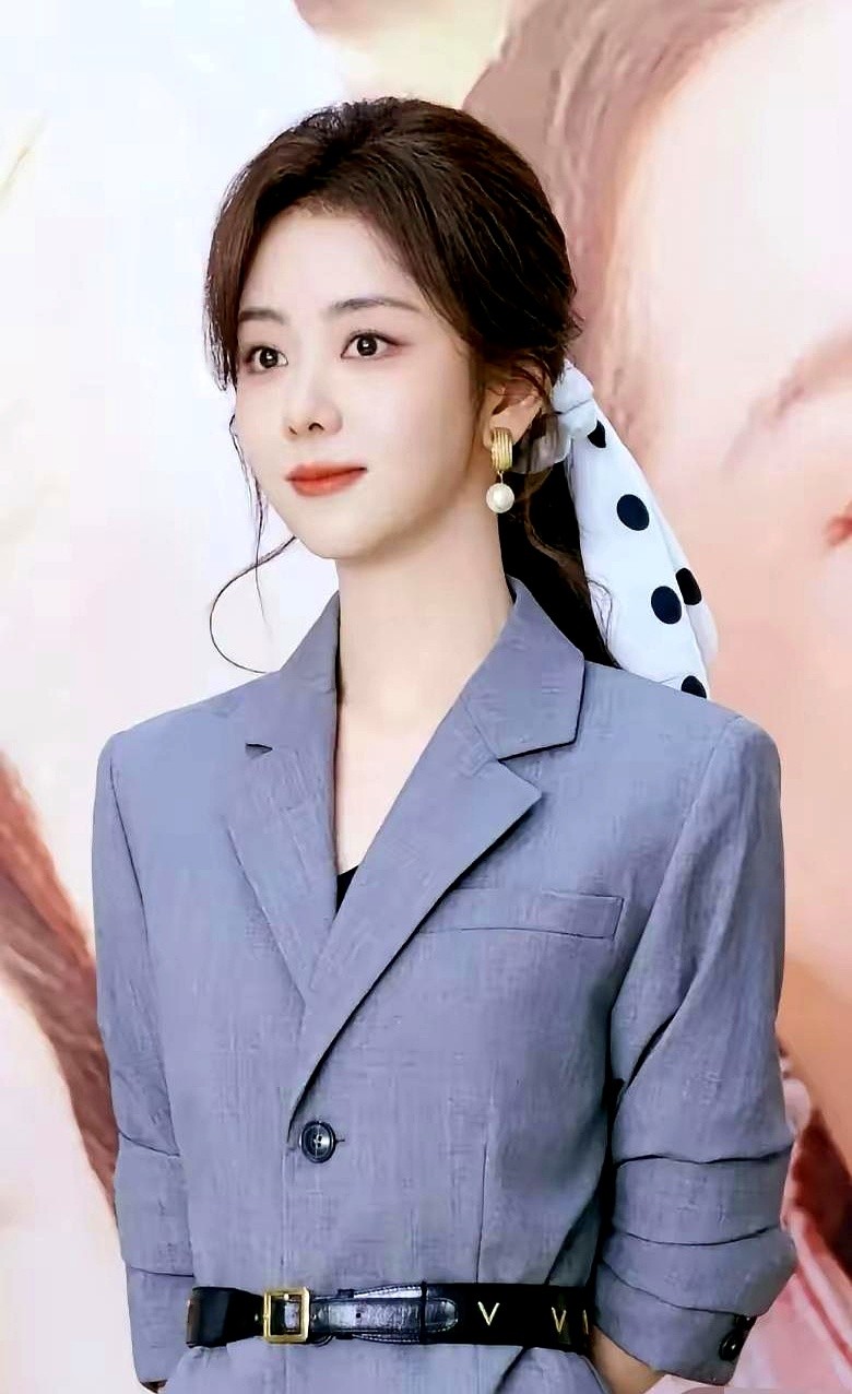 谭松韵眼里的刘学义，反差也太大了。

拍戏时，他整个人沉下来，一个眼神就全是戏，特别靠谱。可导演一喊“咔”，立马变了个人。

上一秒还是深情款款的男主角，下一秒就成了片场“显眼包”，吐槽古装头套勒得慌，把周围人逗得直乐。

谭松韵说，俩人对戏经常笑场，但只要机器一开，又能一秒入戏。这种收放自如的松弛