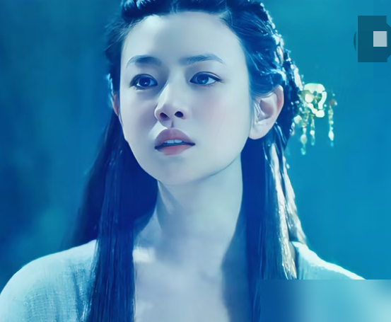66个女演员试妆小龙女，前65个全被刷了，理由就俩字：不对味。
要么太冷，像块冰，要么太嫩，像小孩过家家。直到陈妍希把全套造型一穿，于正说现场所有人都不说话了。那种温柔里带点疏离的劲儿，是独一份。
为了这个角色，她减到91斤，四个月只吃水煮菜。结果一开播，全网喊她小笼包。她也不躲，直接说：我是小