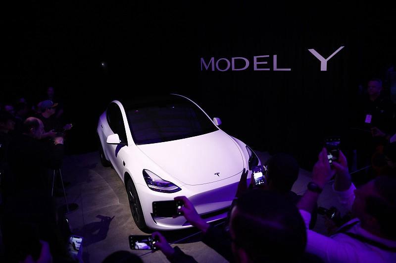 说下特斯拉这次上新的Model Y高性能版吧，36.9万的定价我觉得真的不算离谱。
算下来整个Model Y产品线从26.35万到36.9万拉了五个配置梯度，和长续航四驱版差的5.5万，换来的是3.5秒破百的双电机、21英寸蛛网轮毂加红色卡钳、碳纤维饰板和专属运动座椅，还有自适应可变悬架，连CLTC