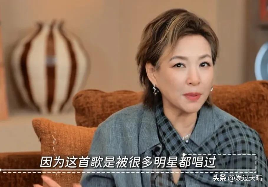 庾澄庆唱了二十多年《春泥》，很多人不知道伊能静写词时，把自己比作了可能拖累他的那块泥。
2003年，伊能静用本名作词，庾澄庆谱曲。表面写落红护花，暗地里藏了句南朝诗，“庾郎盘马地，却怕有春泥”。庾郎指庾信，她以他比作庾澄庆，自己甘愿成为春泥。
大家听的是深情，她写下的是卑微。门第差异之下，她担心
