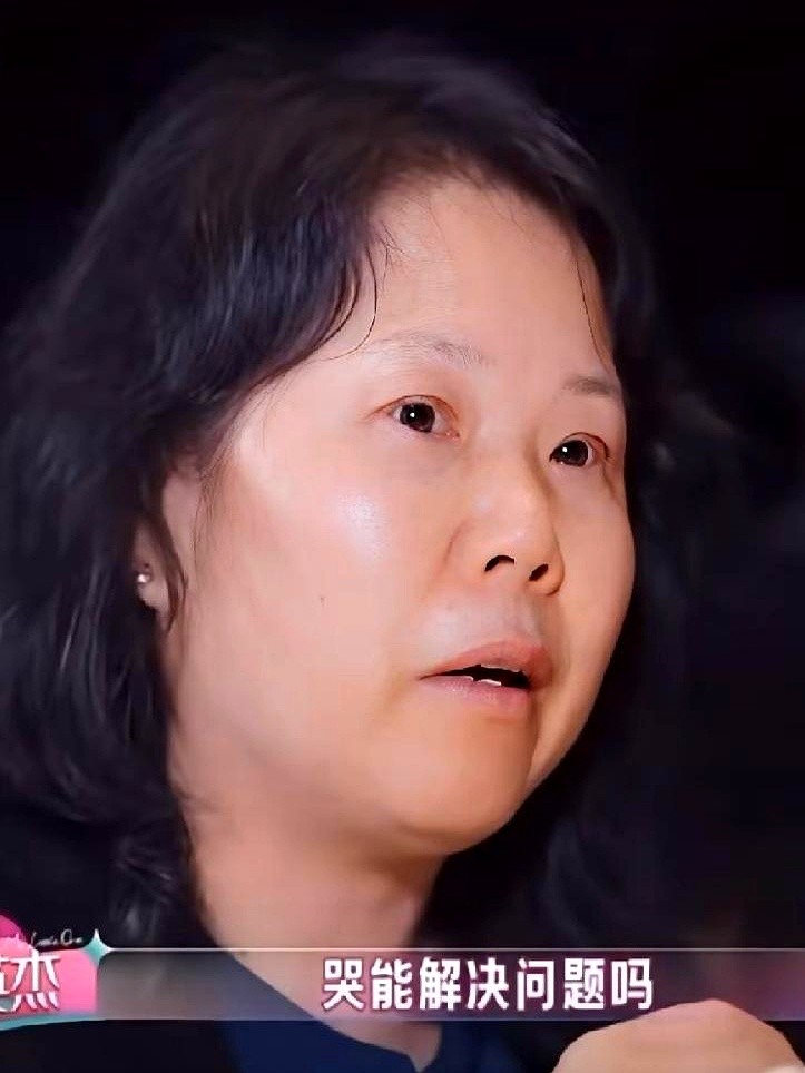 “错过的时光和距离感是真真切切存在的。”

张家齐发了一篇长文。最近她妈被网友深扒，账号内容基本被清，网上骂声一片。

但骂得最凶的从来不是当事人。在这场风波里，张家齐在公开场合一句指责都没有，没说过她妈一句重话，只是在长文中感谢了节目组和观众。

她表态不会拉黑她妈的微信，但也不肯配合演“母慈女孝