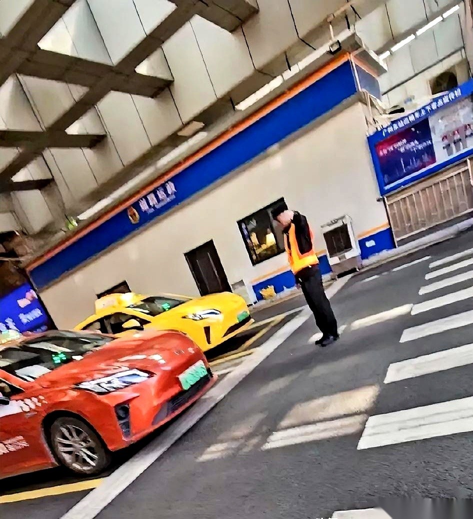 带老人出站，在广州东站，我居然硬着头皮去打了辆“出租车”。 真的，心都...