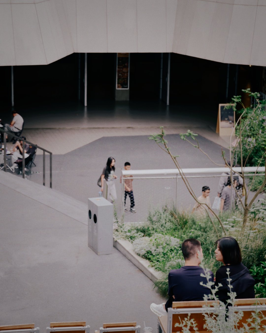 今日碎片·BUFFALO ·特调
11:00的森林
13:00的沙滩
16:00的暮色
国庆的人多，狗子也多，好多狗子，各种各样的狗子
年轻人都是带的狗子出来溜🌚[哈哈][哈哈]
📷：#小米手机[超话]##小米17ultra##国庆假期# 
🎨：#nomo#  ​