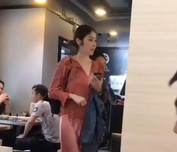 50岁陈慧琳苍蝇馆聚餐，卷边衬衫配丸子头少女感拉满 ​