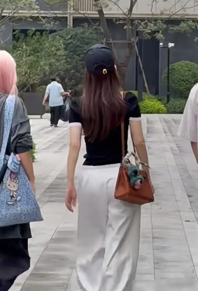 方媛一个人去看房了，郭富城没跟着。9月18日，上海，单价十万往上的盘。黑色紧身T恤，白裤子，帽子压得低，就带了个助理。生图状态白得发光，腰背挺得笔直，站在沙盘前听销售讲，像在挑一件再普通不过的衣服。
评论区立马炸了两拨人。一拨说，天王嫂就是天王嫂，这仪态站在千万豪宅里一点不怯。另一拨翻旧账，说当初