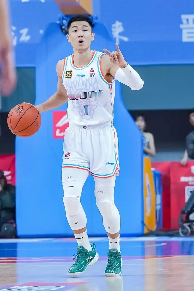 山东高速：队长由高诗岩换成郭凯，为什么这样操作？
 
重要前提：不是高诗岩失去队内地位，他已经顶薪续约，依旧是后场核心，只是不再担任队长一职。队长更多是更衣室职务，不等于场上地位下降。
 
一、为什么选择郭凯当队长
 
1. 性格与更衣室属性
郭凯是CBA老油条，经历过广州、山东多支球队，为人沉稳，
