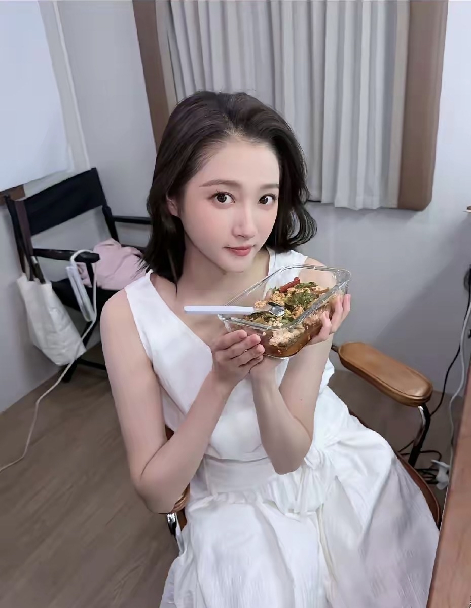 关晓彤晒出了自己的日常餐食，这下总算搞懂她是怎么维持好身材的了。
鸡肉、豆腐搭配好几样鲜蔬，番茄、南瓜、胡萝卜、洋葱，食材种类多样，口味清淡少油。
不碰重油重盐，一直坚持荤素合理搭配，长期保持饮食自律，才养出了纤细匀称的好体态。