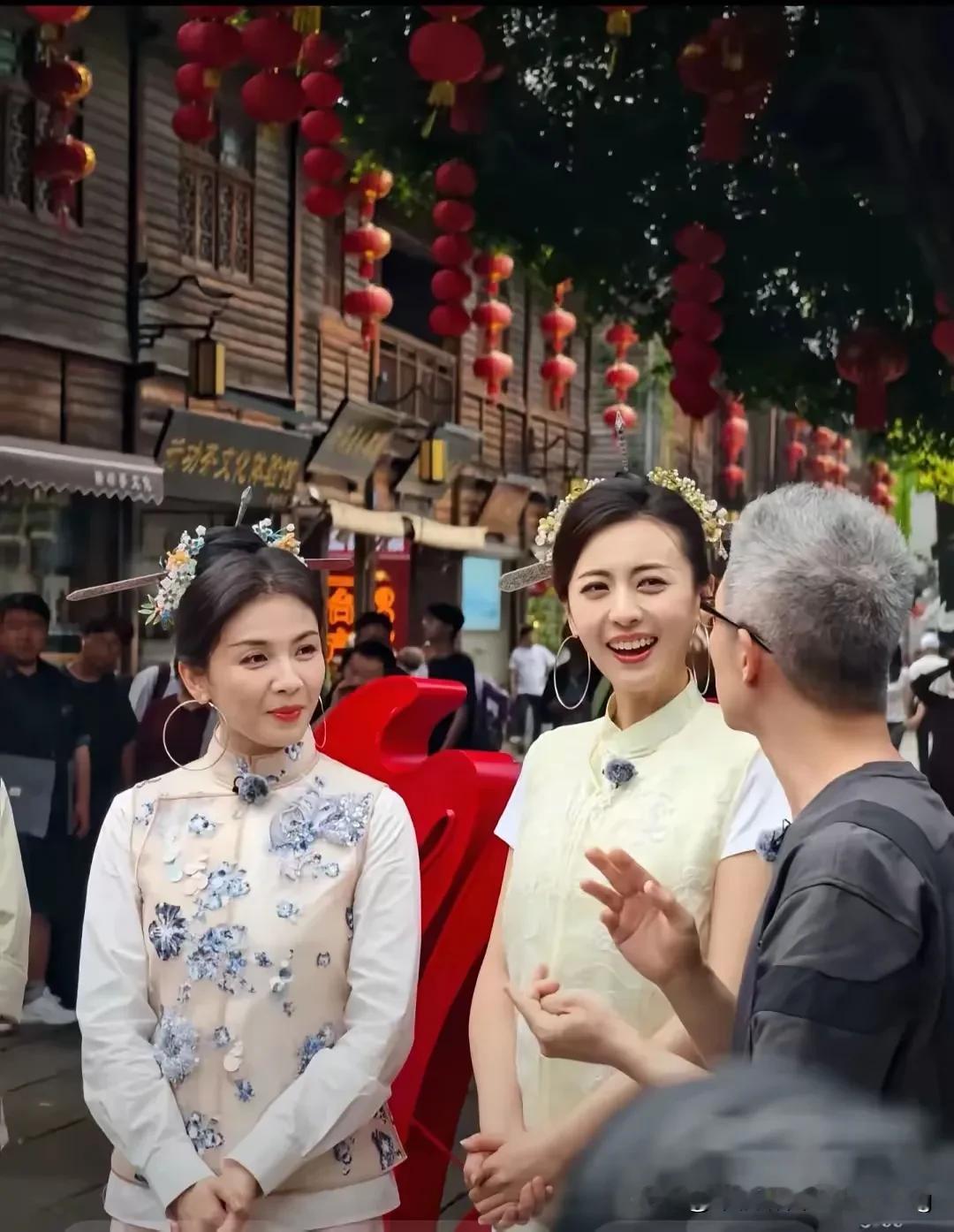 刘涛这次戴着簪花出镜，已经足够端庄优雅了，没想到她身边那位穿黄衣的女子...