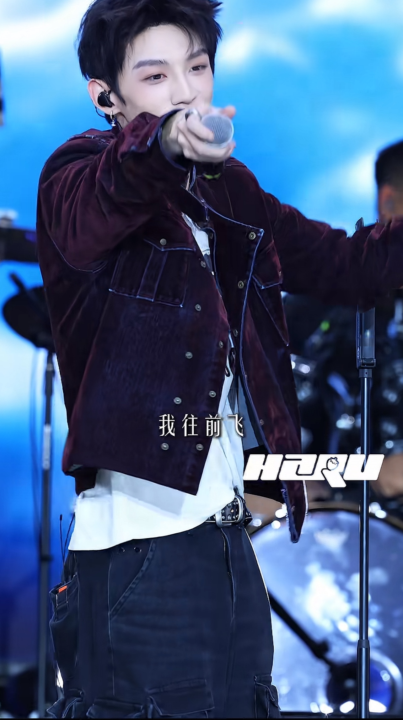 赖伟明舞台上深情演唱《遇见》，酒红色丝绒外套衬得他气质温柔又亮眼，清亮的嗓音把“我遇见你是最美丽的意外”的氛围感拉满，每一句都唱到听众心里，配合他灵动的舞台表现力，全程都充满感染力，谁能拒绝这样的深情现场！赖伟明写真照 赖伟明写真 赖伟明新歌