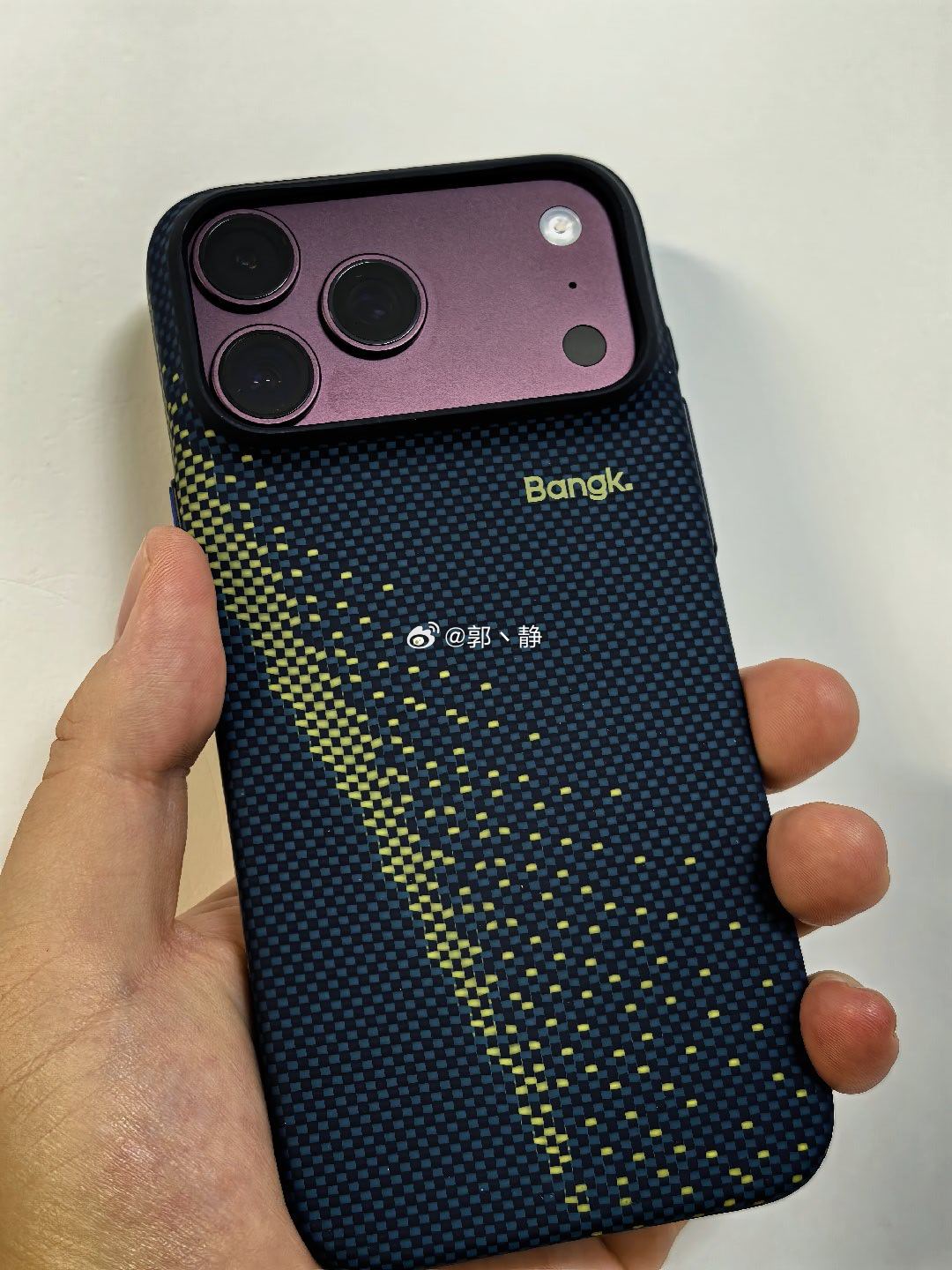 风起扶摇，青云入壳｜BANGK 青云蓝上手。

清透沉静的青云蓝，自带一层温润质感，不会过分扎眼，低调却很有辨识度。细节做工到位，边框贴合，按键反馈干脆，日常防摔也能稳住。扶摇起，青云至，拿在手里自带一份松弛氛围感，颜值和实用性兼顾。

#数码##手机壳##iphone# ​