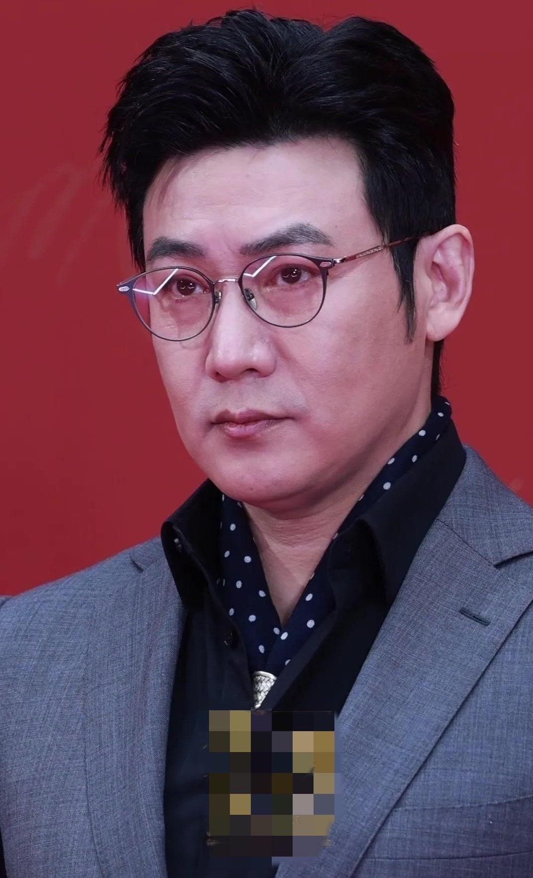 陆毅在采访里聊起女儿的婚恋观，语出坦诚：“如果我女儿的男朋友很上进，但是家境普通，我会棒打鸳鸯。在我看来门当户对很重要，一段婚姻，只有得到双方父母的祝福，才更容易幸福。” ​
