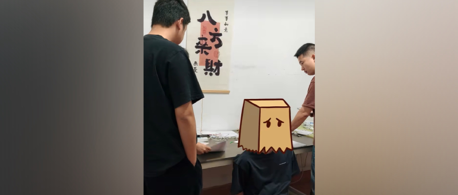 “八方来财”？来的只会是警察近日，福建仙游警方捣毁一处电信网络诈骗窝点，现场抓获13名嫌疑人，当场扣押涉案手机110部、手机卡180余张等大量作案工具。经查，该团伙以虚假推荐股票、保本高收益为由诱骗受害人投资，涉案金额一百余万元。令人唏嘘的是，警方在勘察窝点时发现了极具讽刺性的一幕：这个诈骗窝点布置