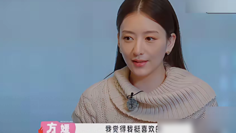 全网都在骂方媛像安陵容，眼神僵、不智慧，结果郭富城一开口，风向全变了。
方媛上综艺，分房选了独立卫浴，九个男嘉宾挤一个公厕，网友炸了：自私、情商低。袁咏仪还在节目里补刀，说跟她不熟，聚会总一个人。
接着又被扒出结婚9周年礼物，折后两百多的水晶摆件，全网嘲郭富城抠。她直接在评论区回：是我送哒！