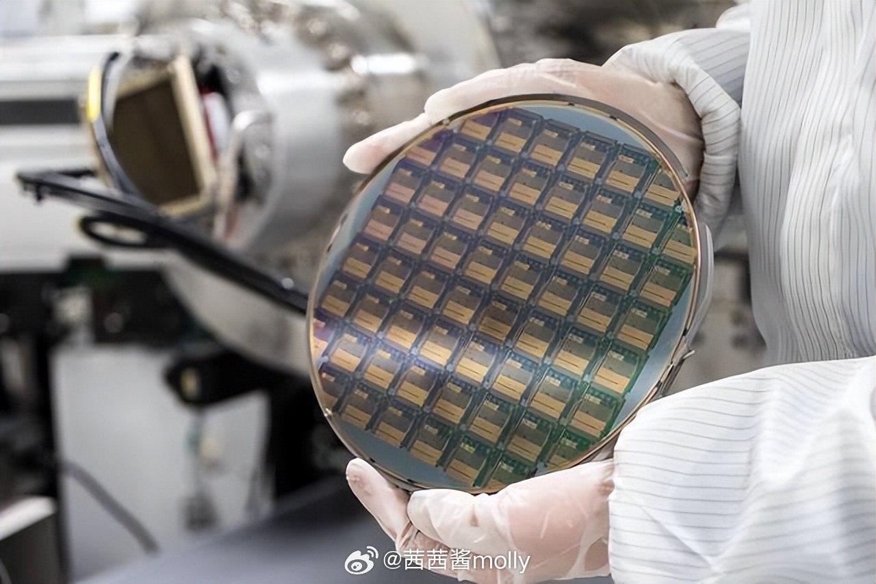 8月29日长鑫存储正式官宣LPDDR6内存全球首发量产，小米18 Fold搭配自研玄戒O3芯片成为首款落地终端，标志着国产存储打破海外垄断跻身全球第一梯队。  一、量产官宣与首发落地- 量产时间：20