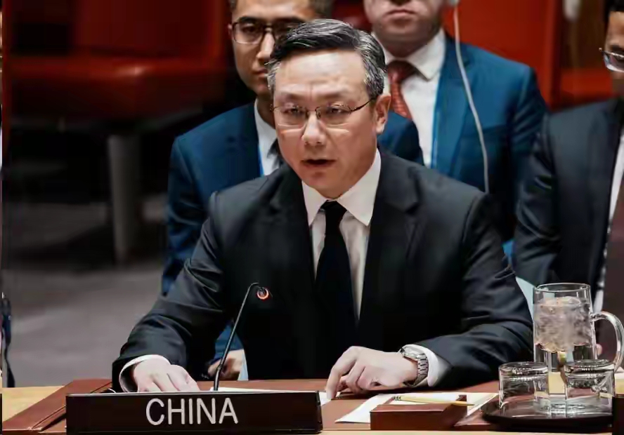 看懂中方联合国重磅发言：美俄暗通能源，欧洲死磕拱火，冲突失控已成真实危机
 
很多人刷到两条新闻，下意识当成两件独立的事。

美俄达成柴油能源合作，转头欧洲还在拼命拱火加码。
 
绝大多数博主只盯着表面利益来回分析，却漏掉最关键的信号。

这场安理会紧急会议，中方代表孙磊的发言，才是看透整盘大局的顶