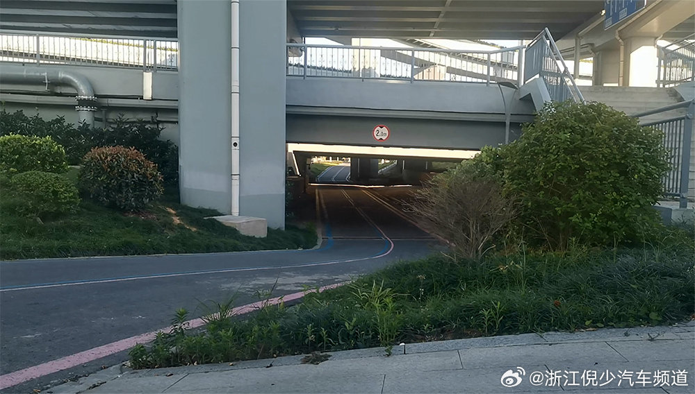 近日，有市民反映宁波西洪大桥通车后，姚江北岸绿道在桥底处中断，此处通道...