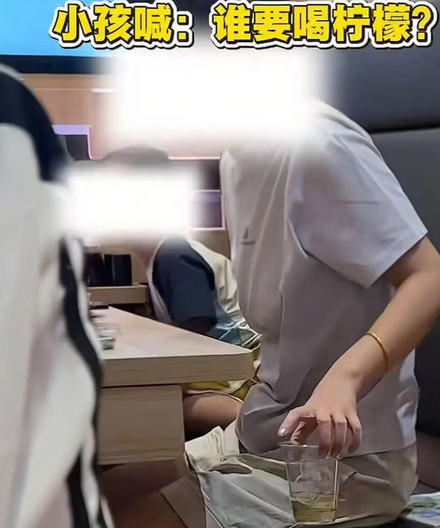 寿司郎里尿液飞溅，一名儿童直接在餐桌旁小便，家长用一次性饮料杯接取，孩子随后高喊“谁要喝”！

9月4日，据多家媒体报道，北京海淀大悦城寿司郎店内发生上述惊人一幕。

目击者王女士回忆，她本以为家长会带孩子去厕所，没想到孩子母亲“非常冷静地找了一个杯子”，更令人费解的是，服务员两次路过均未制止，事后