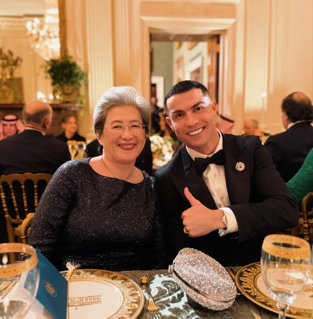 C罗和AMD首席执行官苏姿丰合影