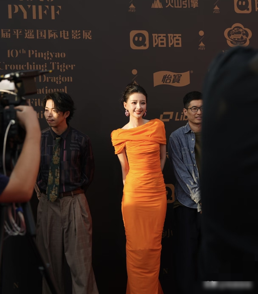 孙怡这身橘色礼服一出来，底下全在问，这真是生过孩子的人？腰细得跟纸片似的，皮肤白到反光。平遥红毯上她一转脸，下颚线比刀还利。
翻她过往采访，体重常年96斤，不是饿出来的，是练出来的。慢跑游泳攀岩，深蹲腿部抬升天天做，专抠肌肉线条。吃得更狠，清蒸鱼水煮菜，调味用柠檬汁，酱料碰都不碰。
最绝的是她连