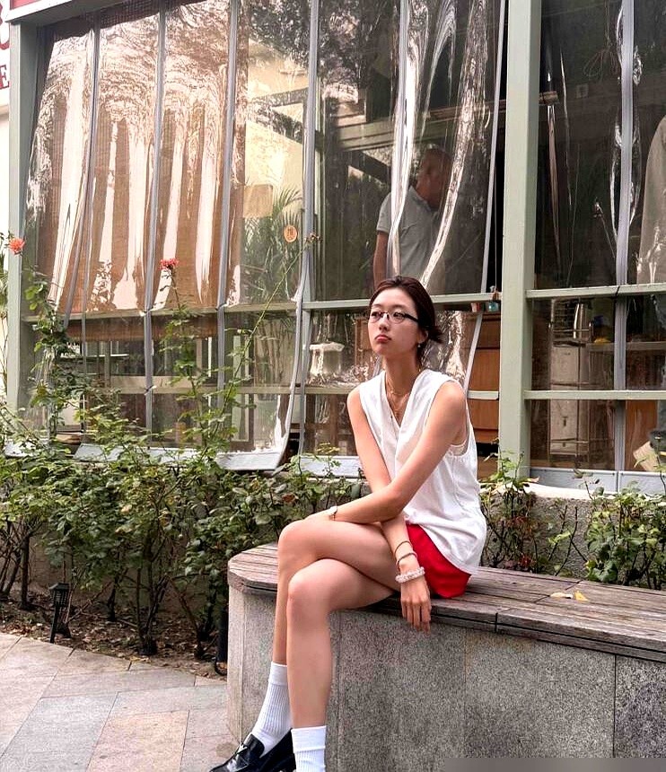 孙千在成都街头穿个背心短裤被拍，背直得像尺子量过。这真不是老天爷赏饭吃。

这体态是拿童年和膝盖换的。

她小时候练了整整7年芭蕾，直到膝盖重伤断裂，才转头考进中戏。刘诗诗也是一样，6岁开始练，硬生生熬了15年。你看她俩的生图，永远跟塌肩驼背绝缘。

这种刻进骨头里的肌肉记忆，真不是上几天形体课就能