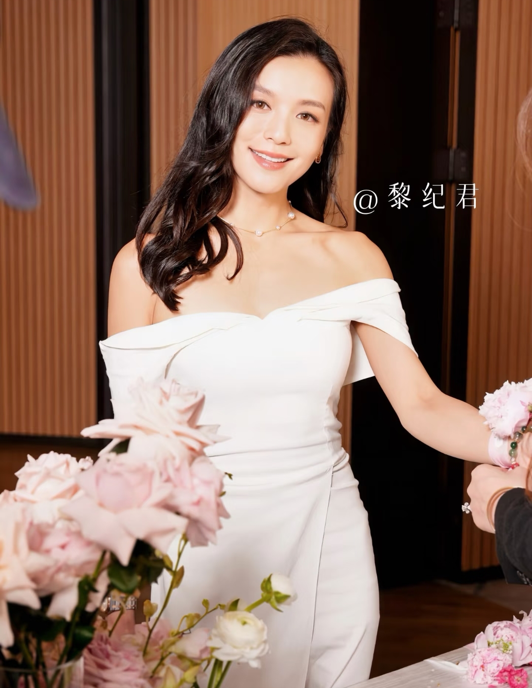 刘恺威的新女友黎纪君各方面都很优秀，不仅长得漂亮，还是个学霸，毕业于香港理工大学，学的是管理类专业，与刘恺威站在一起很般配，男帅女美。
  黎纪君是93年的，比刘恺威小19岁，身高有170cm，大学毕业后的她没有从事本专业，而是选择了当模特和演员，能力也挺强;黎纪君与外籍男友谈了六年，今年6月分手，
