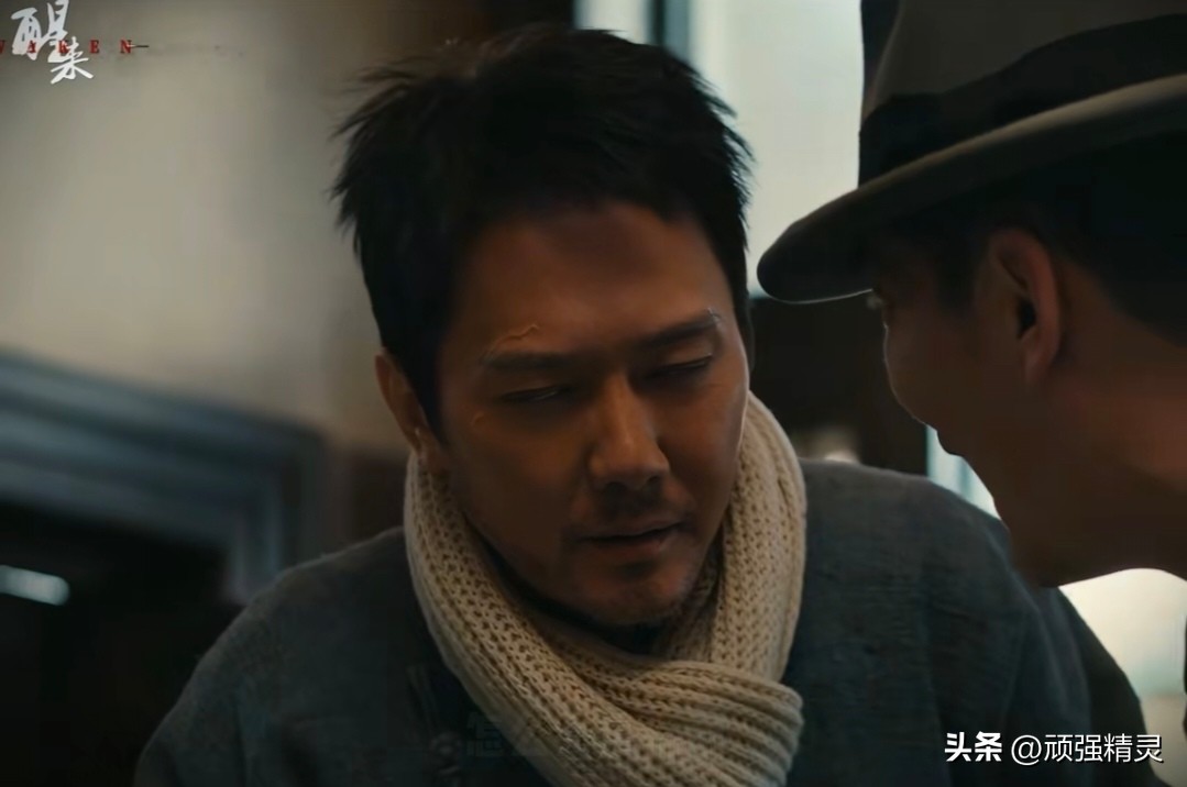 《醒来》冯绍峰｜撕掉贵公子滤镜，杜黄桥是全剧最矛盾的悲剧人物😭
 
谁能认出来这个胡子拉碴、落魄卑微的澡堂三弦琴师，竟然是冯绍峰！
在谍战剧《醒来》，冯绍峰饰演杜黄桥，一个绝非脸谱化反派，人性拉扯拉满的复杂角色。
 
表面上他是眼盲腿瘸、在澡堂靠弹三弦讨生活的底层艺人，衣着破旧，受尽旁人欺辱。
他对