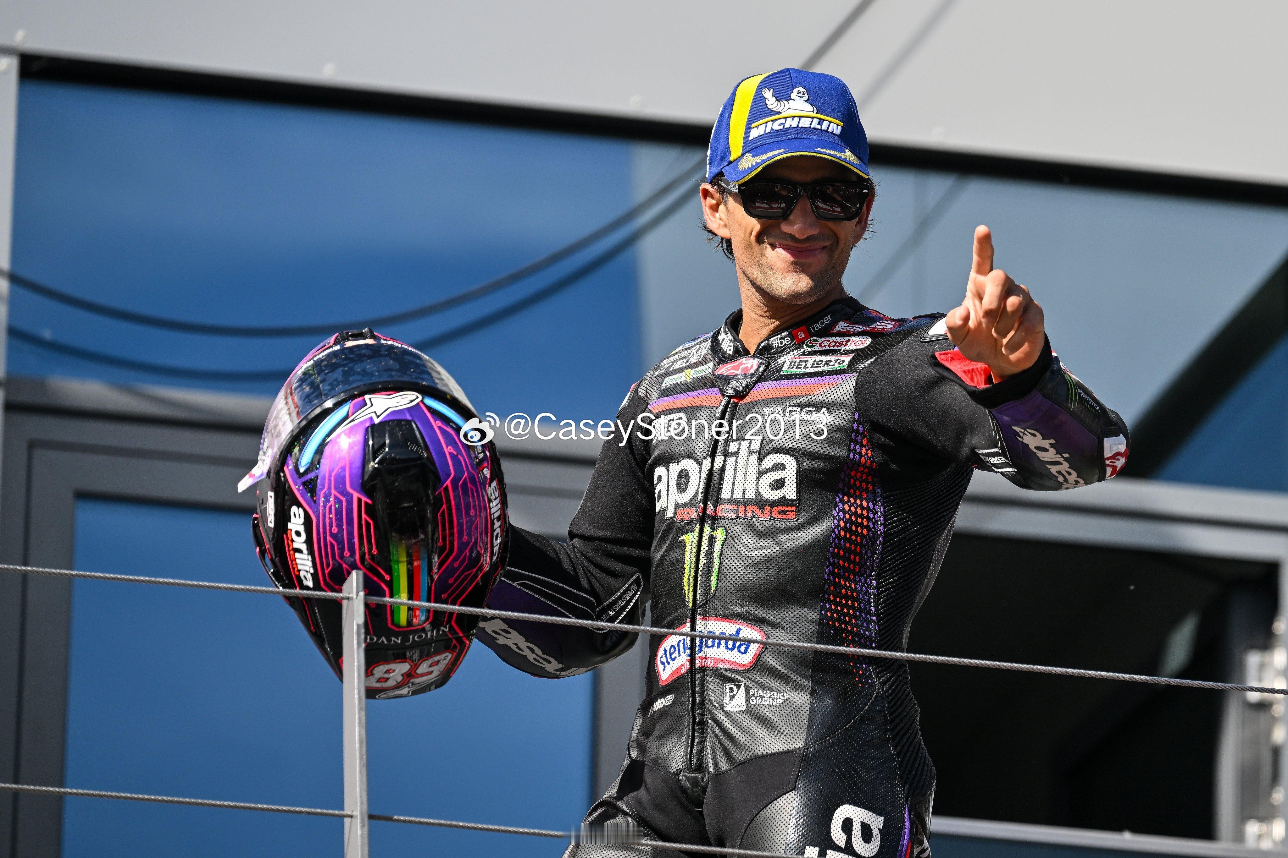 Jorge Martin在2026赛季MotoGP中保持积分最高车手天数已达100天。

豪尔赫·马丁（Jorge Martín）沿用了在2024年为他带来辉煌成效的“闷声发大财”低调战术。事实证明，这位阿普利亚车手仍在持续稳步攒分，为冲刺总冠军头衔“夯实底座”。

———

佩科·巴尼亚亚（Pecco Bagnaia）在2024年豪取11胜的压 ​