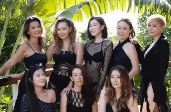 49岁的前TVB女星钟丽淇刚被推进ICU，网上的死讯就已经传得有鼻子有眼了

9月14日下午的香港中文大学医院外头，蹲守的媒体算是见识到了什么叫铁闺蜜。几个眼熟的TVB老面孔行色匆匆地出现，面对一窝蜂涌上去打听病情的狗仔，几个人就像提前对过台词一样，统一封口死活不透底

周家蔚戴着顶白帽子背着双肩包