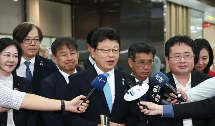 要干大事情!日本悍然鼓动自卫队进驻台湾，七名议员窜台
最近，台海周边出现十分危险的动向。日本七名跨党派议员组团窜访中国台湾地区，部分右翼政客公开提出激进主张，叫嚣要推动所谓日本版“台湾关系法”，甚至提议派遣自卫队人员赴台担任防务联络人员。看到这些消息，我的内心充满愤慨，也深刻意识到，日本右翼势力正在
