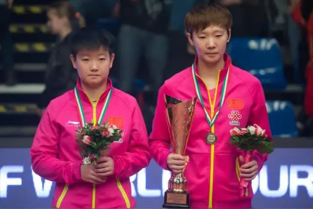 2026名古屋亚运会乒乓球女团决赛，中国女团对阵日本女团。三盘打完，孙颖莎、王曼昱、蒯曼各拿一分，中国队3比0横扫日本队，拿下亚运女团六连冠。

孙颖莎打头阵对早田希娜。第一局4比0开局，被追到5比4，她直接连拿6分，11比4拿下。第二局又是早早拉开，11比6。第三局有点松，5比9落后，追到7比10