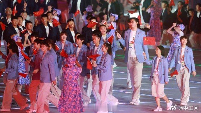 【#中国代表团亮相高清大图#】#中国代表团亮相亚运会开幕式#，期待中国红再一次闪耀亚运赛场，#为中国亚运健儿加油#！（人民日报记者陶相安、安博文） ​​​​